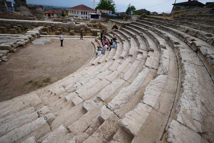 <p>Tiyatro bölümündeki kazı çalışmalarında şimdiye kadar 2 bin yıllık olduğu sanılan, Yunan mitolojisinde <em><strong>"gözlerine bakanı taşa çeviren, yılan saçlı dişi canavar"</strong></em> olarak sıkça bahsi geçen<em><strong> "Medusa" </strong></em>heykel başı, mask (yüz kalıbı) heykelleri ile grotesk (eski çağ Roma yapılarında bulunan tuhaf, gülünç figürlerden oluşmuş süsleme) figürü ve tonoz (tavan örtüsü) bulundu.</p>

<p> </p>
