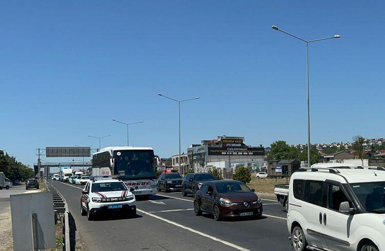 <p>Bayramı kentlerinden ayrı bir yerde geçiren vatandaşların dönüşe geçmesi üzerine Tekirdağ'dan İstanbul yönüne araç yoğunluğu yaşanıyor.</p>
