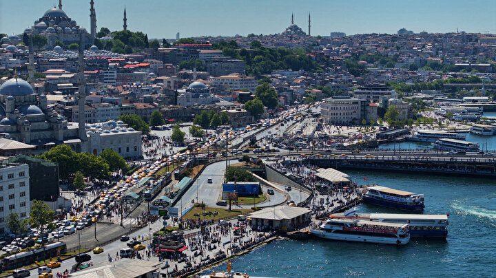 <p>İstanbul'un ünlü lezzetleri mısır ve simit alan ziyaretçiler, fotoğraf ve video çekerek anılarını kayda aldı.</p>

<p> </p>
