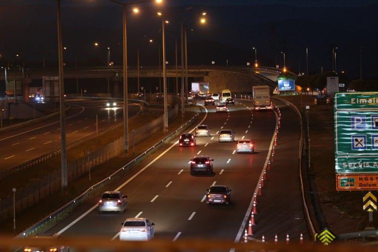 <p> Kurban Bayramı tatilini İstanbul dışında geçiren tatilciler, dönüş yolculuğunda Anadolu Otoyolu'nun Düzce ve Bolu kesiminde yer yer akıcı yoğunluğa neden oluyor.</p>
