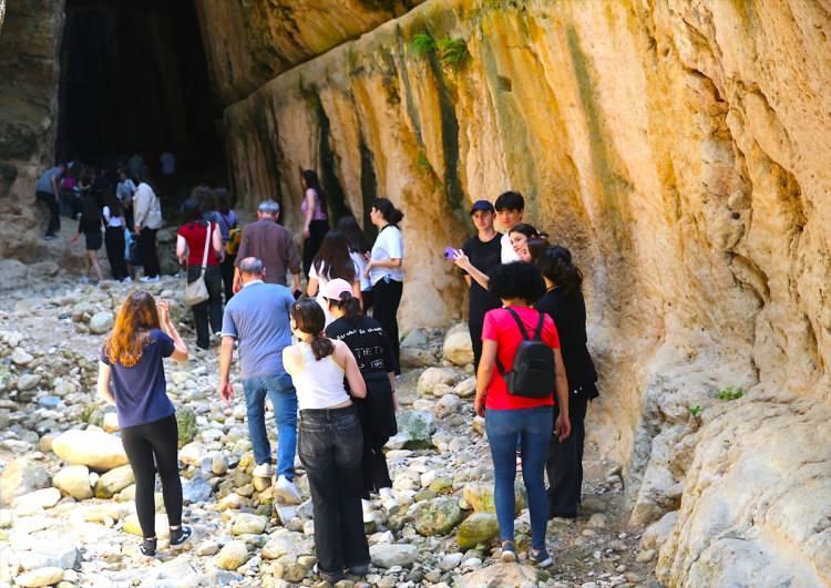 <p>Gastronomisiyle her yıl çok sayıda yerli ve yabancı turisti ağırlayan Hatay, cami, kilise, müze ve güçlü tarihi geçmişiyle biliniyor. Roma döneminde yaptırılan Titus Tüneli ise  depremlerden etkilenmeyen yerler arasında bulunuyor.</p>

<p> </p>
