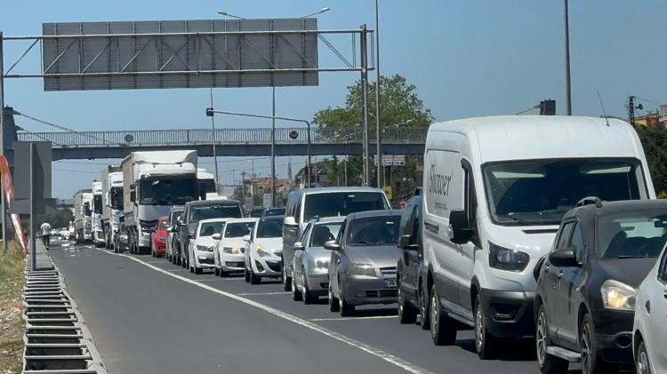 <p>Dönüş nedeniyle Tekirdağ'dan İstanbul yönüne araç yoğunluğu yaşanmaya başladı. Tekirdağ'ın İstanbul'un Silivri ilçesine sınır Çorlu kavşağı başta olmak üzere Marmaraereğlisi ilçesi ile kent merkezinde zaman zaman araç kuyrukları oluştu.</p>
