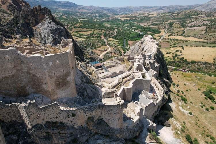 <p>Önemli medeniyetlerin izlerini taşıyan ve Nemrut Dağı tur güzergahında bulunan tarihi kale, 2005'te güvenlik nedeniyle ziyarete kapatıldı. Üç etapta gerçekleştirilen restorasyonun ardından kale, 2022 yılında ziyaretçilerle yeniden buluştu.</p>

<p> </p>
