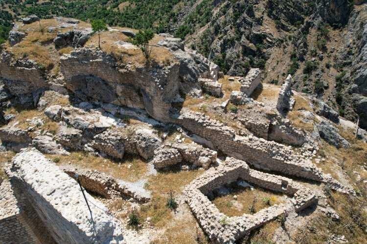 <p>Adıyaman Müze Müdürü Mehmet Alkan, AA muhabirine yaptığı açıklamada, deprem sonrasında yaklaşık 8 ay süren çalışmaların ardından kaleyi yeniden ziyarete açtıklarını belirtti.</p>
