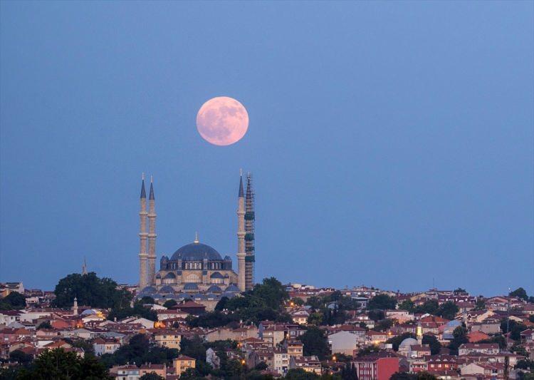 <p>İstanbul, Erzurum, Kars, Kayseri, Ankara, Edirne gibi yurdun birçok kentinde fotoğraf severler bu eşsiz görüntüleri yakalayabilmek için çabaladı.</p>

<p> </p>
