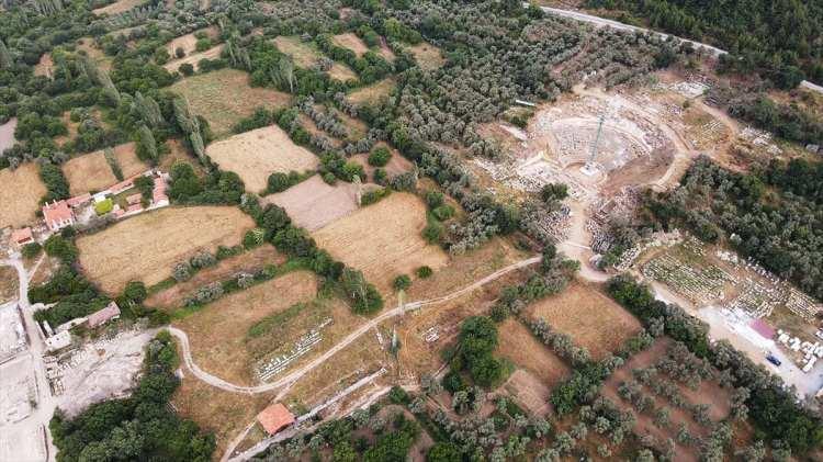 <p>Anadolu Ajanası muhabirine açıklamalarda bulunan Stratonikeia Antik Kenti Kazı Heyeti Başkanı Prof. Dr. Bilal Söğüt,  tarihi alandaki değişik dönemlerden kalan yapıların bir bütün olarak korunduğunu kaydetti.</p>

<p> </p>
