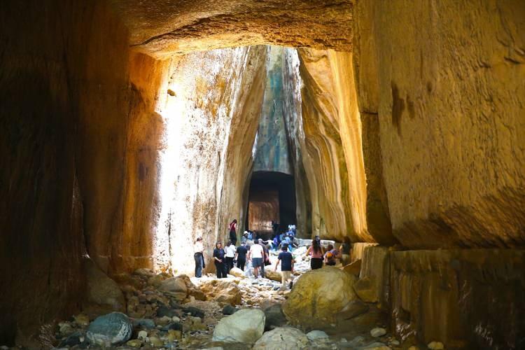 <p>Hatay'ın Samandağ ilçesinde yer alan, dağdan gelen suların taşıdığı kum ve çakılların limanı doldurmasını engellemek adına Roma İmparatoru Vespasianus'un emriyle yapımı başlayan tünel 12 yılda tamamlandı. 69 yılında yapımı başlayan tünel, 81 yılında oğlu Titus döneminde hizmete açıldı. 380 metre uzunluğundaki Titus Tüneli,  kentin turizmine katkı sağlamayı sürdürüyor.</p>

<p> </p>
