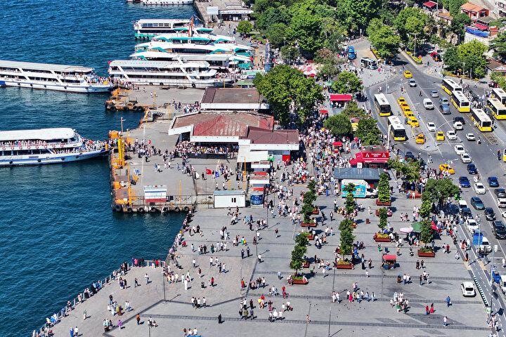 <p>Sultanahmet Meydanı'na Esenyurt'tan geldiklerini belirten Halim Saltık, gezebilmek için kurban kesim işini bayramın ilk günü hallettiklerini söyledi.</p>
