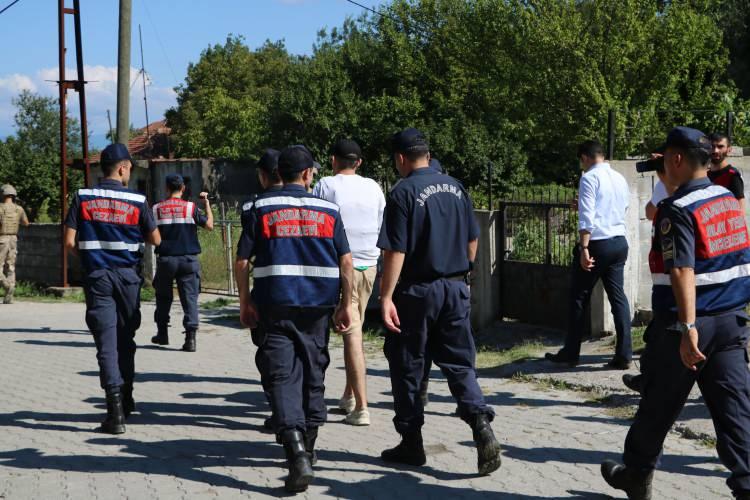 <p>Zonguldak'ın Çaycuma ilçesinde Ali Genç’i (78) başına keserle vurarak öldürdüğü öne sürülen Fikret Canbaz (28), kendi kıyafetlerini bırakıp evden çaldığı kıyafetler sayesinde yakalandı.</p>
