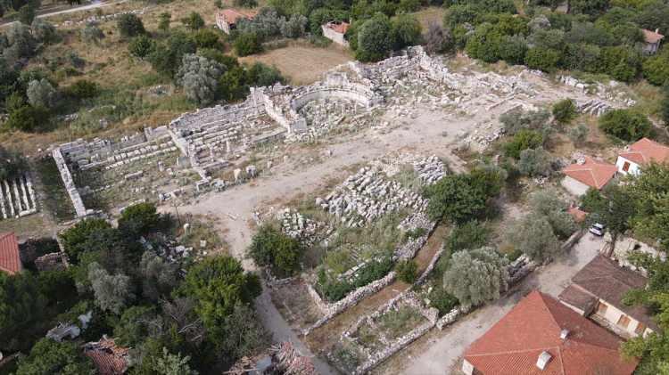 <p>Söğüt, 2 bin 200 yıllık geçmişi olan antik tiyatronun, hazırlanan proje kapsamındaki restorasyon çalışmasıyla eski ihtişamına kavuşacağını dile getirdi.</p>

<p> </p>
