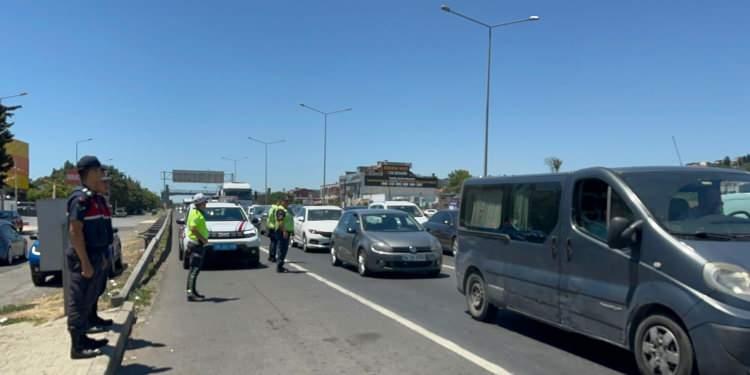 <p>Tatillerini Trakya'nın turistik bölgeleri Saros Körfezi ve Çanakkale tarafında geçiren bazı tatilciler, evlerine dönüşe geçti. </p>
