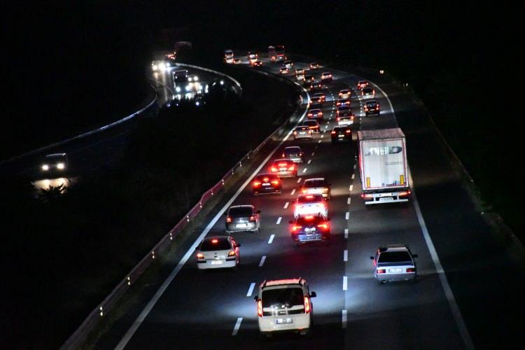 <p>43 ilin geçiş güzergahında yer alan ve "kilit kavşak" olarak adlandırılan Kırıkkale'de, akşam saatlerinden itibaren trafik yoğunluğu başladı.</p>
