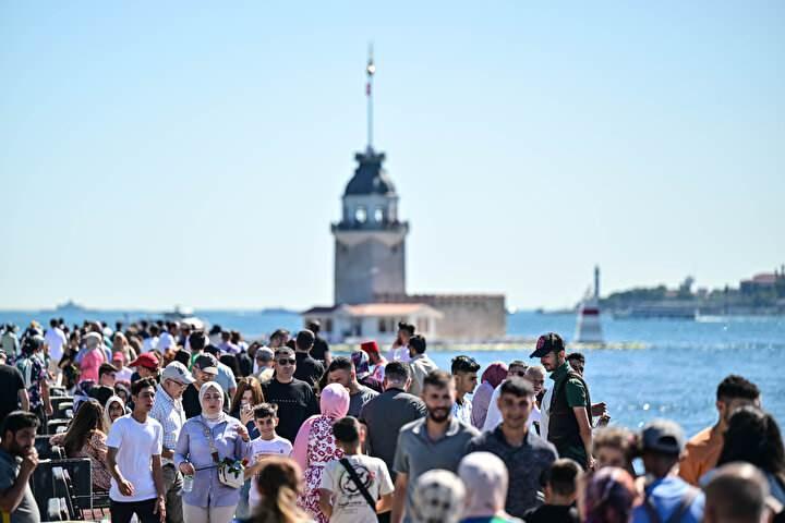 <p>İstanbulluların yanı sıra şehir dışından gelenler ile yabancı turistlerin de uğrak noktası olan tarihi yarımadada ziyaretçiler, Ayasofya-i Kebir Cami-i Şerifi ile müze ve camileri gezdi.</p>

<p> </p>
