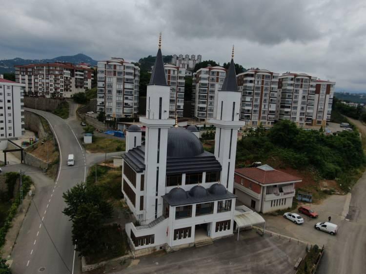 <p>Konuyla ilgili konuşan Karşıyaka Molla Halil Camii Yaptırma ve Yaşatma Derneği Başkanı Bilal Şahin, eleştiri hedefi olan minarelerdeki farklı görüntünün değiştirilip Osmanlı mimarisine uygun, göze iyi görünecek şekilde sivriltildiğini belirterek daha güzel bir görünüme kavuşturulduğunu kaydetti.</p>
