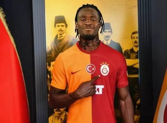 <p>Daha önce Beşiktaş forması da giymiş olan futbolcuya Fenerbahçe taraftarından sert tepki geldi.</p>
