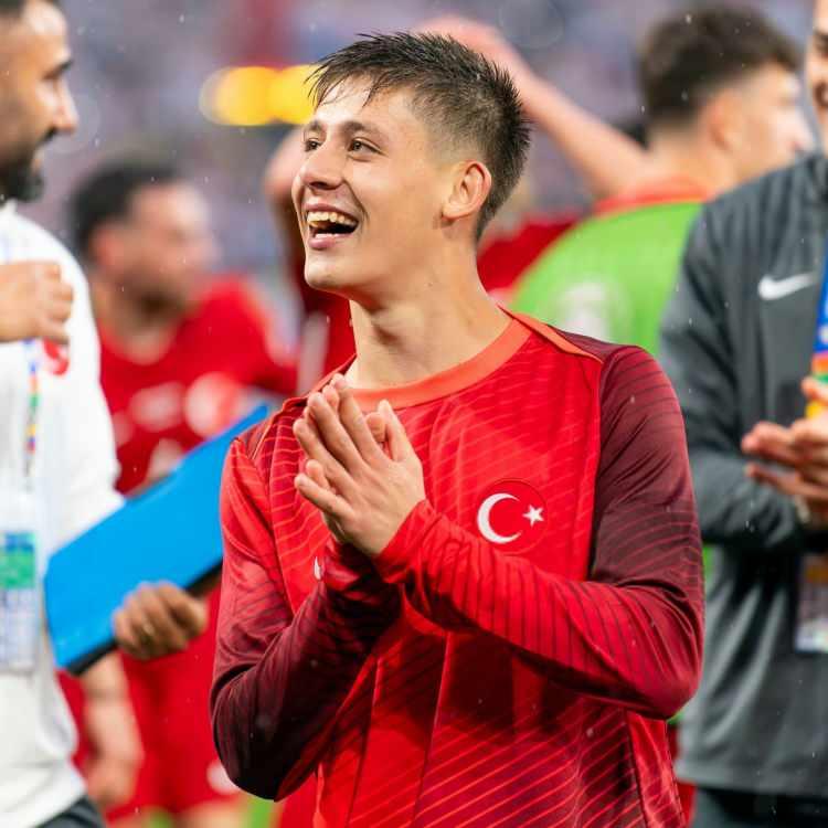 <p>A Bola: "Arda Güler maçın çok içinde olmasa da harika bir golle harika bir anda maçın kaderini belirledi."</p>
