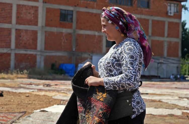 <p>Halı işletmeciliği yapan Hasan Topkara, bu yıl 15 bine yakın halı sereceklerini belirterek, yaptıkları işlemlerden bahsetti.</p>