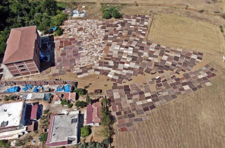 <p>Tarlada görsel şölen oluşturan 20 bini aşkın halı ve kilim, güneşin altında belirli aralıklarla çevrilerek nemi ve sıcağı iyi şekilde alması, renklerin tonlamasının sağlamlaşması sağlanıyor. </p>