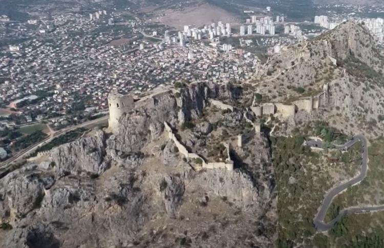 <p><strong>Adana'nın Kozan İlçesi'nde bulunan nostaljik kahvehane "Ölüler kahvehanesi" olarak anılıyor. Duvarında tam 800 fotoğrafın bulunduğu kahvehane dikkat çekiyor. Fotoğrafı bulunan herkes lakabıyla anılıyor. Hatta her bayramda ölenler için mevlit okunuyor ve dua ediliyor.</strong></p>
