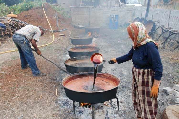 <p>Tavalardaki şıraları yaklaşık 120 derece ısıda kaynatıyoruz. Tabii ki bu pekmezi yapması kolay değil.</p>