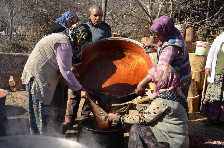 <p>Oldukça zordur. Saatlerce kaynıyor. Yaklaşık 15 saat kaynatıyoruz. </p>
