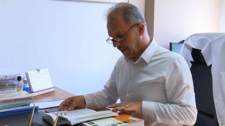 <p>Prof. Dr. Yıldırımhan, bu böceklerin zehirli olup olmadığı konusunda bilgilendirmede bulunurken, <em><strong>"Bu hayvanların insanlara hiçbir zararlı etkisi yok. İnsanların etrafındaki canlılara da herhangi bir negatif etkisi yok. Isırma özellikleri yok. Isırdığı takdirde işte zehir verme gibi bir özellikleri de yok. Dolayısıyla aslında insanlara doğrudan zarar verebilecek, hatta insanın etrafındaki canlılara da zarar verebilecek bir özellikleri yok." </strong></em>açıklamalarını yaptı.</p>
