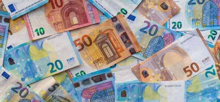 <p>Euro yüzde 0,60 artışla 35,1160 liraya yükseldi.</p>
