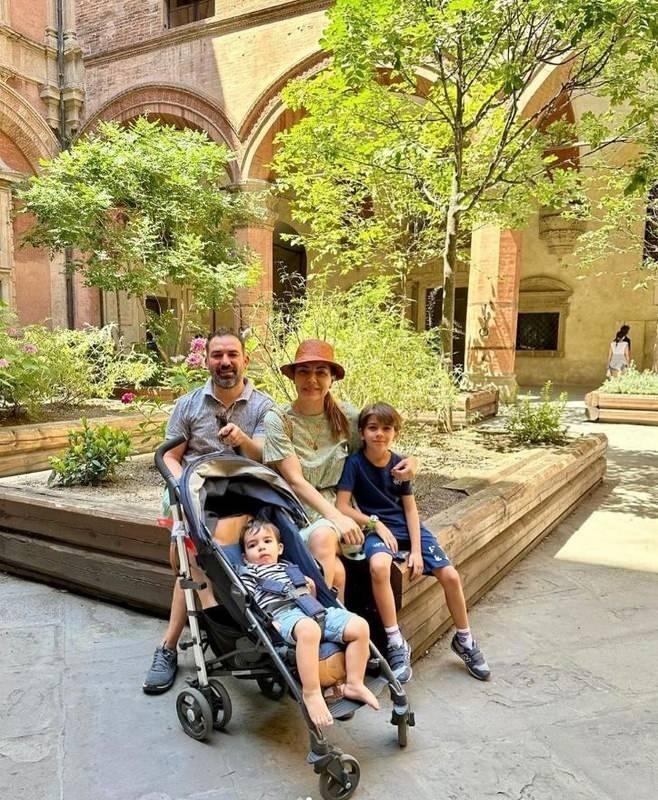 <p><strong>Eşi Fırat Parlak, çocukları Ali ve Can ile birlikte İtalya'nın sokaklarında dolaşan Burcu Kara, aile fotoğraflarını da sosyal medya hesabından yayımladı.</strong></p>
