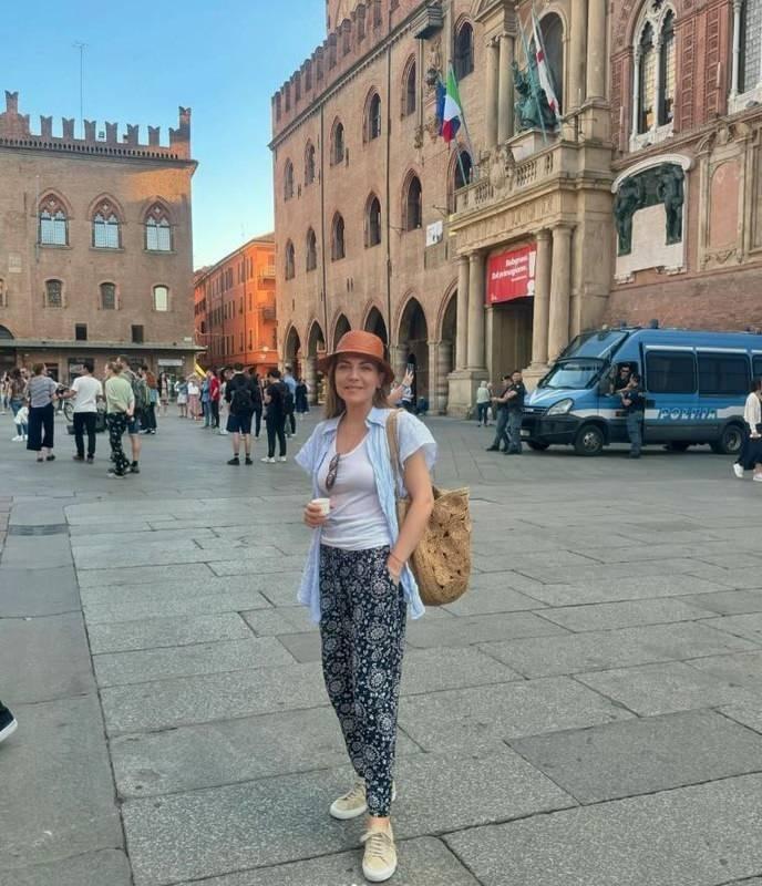 <p><strong>Burcu Kara, Bologna sokaklarında çektirdiği fotoğrafları <span style="color:#B22222"><em>"Nihayet yıllardır gelmek istediğim bir yerdeyim. Üç kere planlayıp, iki keresinde uçak biletlerimizin yandığı rota için bu sefer şeytanın bacağını kırdık"</em></span> notuyla yayımladı.</strong></p>
<p> </p>