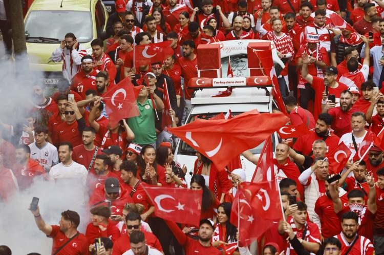 <p>A Milli Futbol Takımı’nın, 2024 Avrupa Futbol Şampiyonası’nda oynayacağı Gürcistan maçı öncesinde Türk taraftarlar, Dortmund sokaklarını kırmızı-beyaza çevirdi.</p>