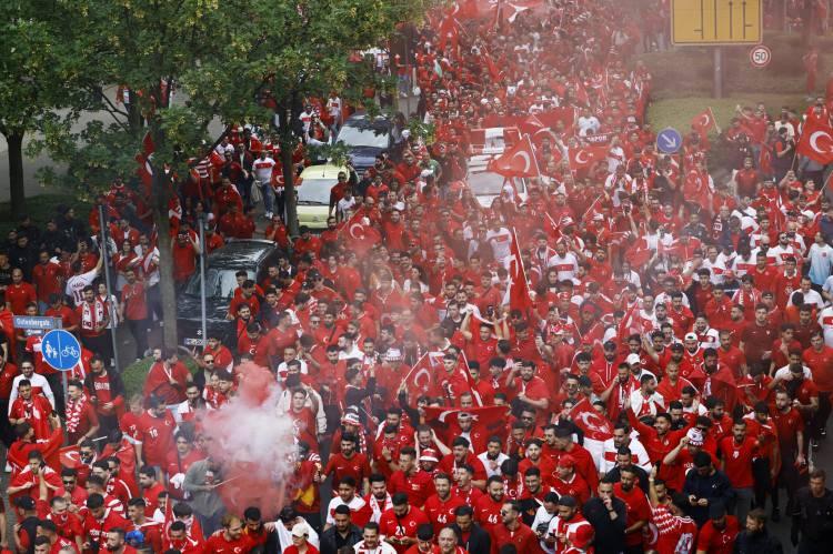 <p>Almanya’da düzenlenen 2024 Avrupa Futbol Şampiyonası (EURO 2024) F Grubu ilk maçında A Milli Futbol Takımı, TSİ 19.00’da BVB Dortmund Stadyumu’nda Gürcistan ile karşılaşacak.</p>
