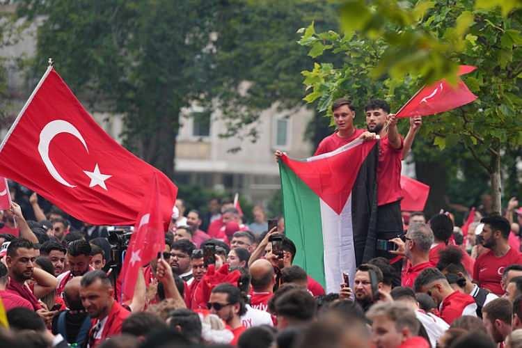 <p><strong>FİLİSTİN UNUTULMADI</strong><br />
<br />
Türk taraftarlarımız, Dortmund'da katil İsrail'in zulmüne maruz kalan Filistin'i de unutmadı.</p>