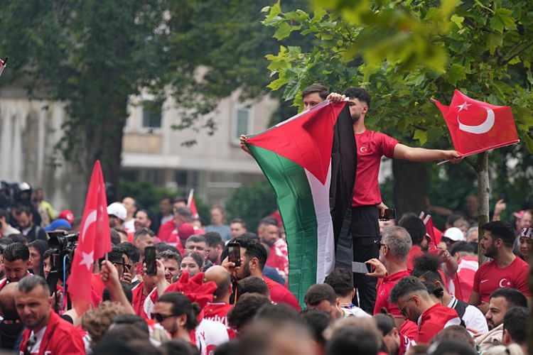 <p>Dortmund'un Klepping Caddesi'nde gerçekleştirilen yürüyüşe katılan taraftarlar, Filistin bayrakları da açtı ve "Özgür Filistin" sloganları attı.</p>