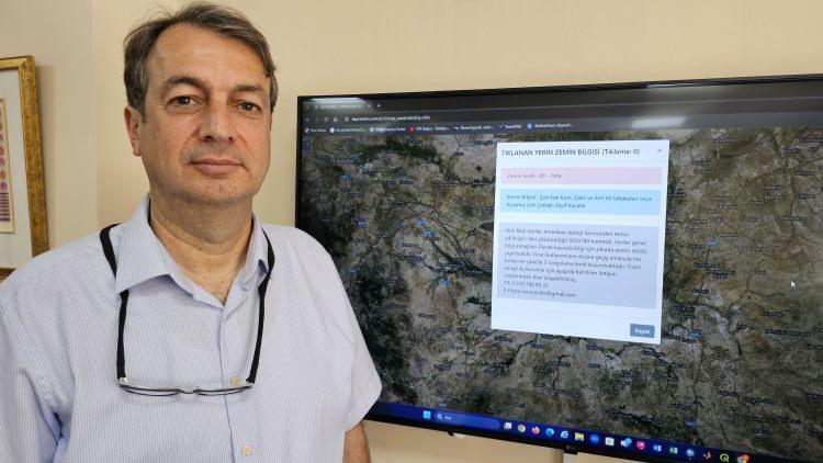 <p>Türkiye’de deprem haberlerinin gündem yarattığını ve vatandaşlarda tedirginliğe neden olduğunu anlatan Prof. Dr. Kutoğlu, “Depremler sürekli gündeme geliyor, haberler çıkıyor. Bu haberlerde bazı illerin, ilçelerin, mahallelerin isimleri sayılıyor. Bu anlamda aslında zeminlerin bütün bir ilin, ilçenin zemininin kötü olması diye bir şey söz konusu değil. Zeminle ilgili süreksizlik söz konusu. Bir ilçenin belli kısımları zemin açısından iyi olabilirken başka bir kısmı kötü olabiliyor. Genel kapsamda il, ilçe ismi sayıldığında vatandaşlar tamamen evleri ve zemin bilgisiyle ilgili kuşkuya düşebiliyorlar. Biz bununla ilgili vatandaşlarımıza sağlıklı bilgi verebilmek için kendi konumlarında zemin durumlarını öğrenebilecekleri bir web tabanlı uygulama yapmak istedik” dedi.</p>