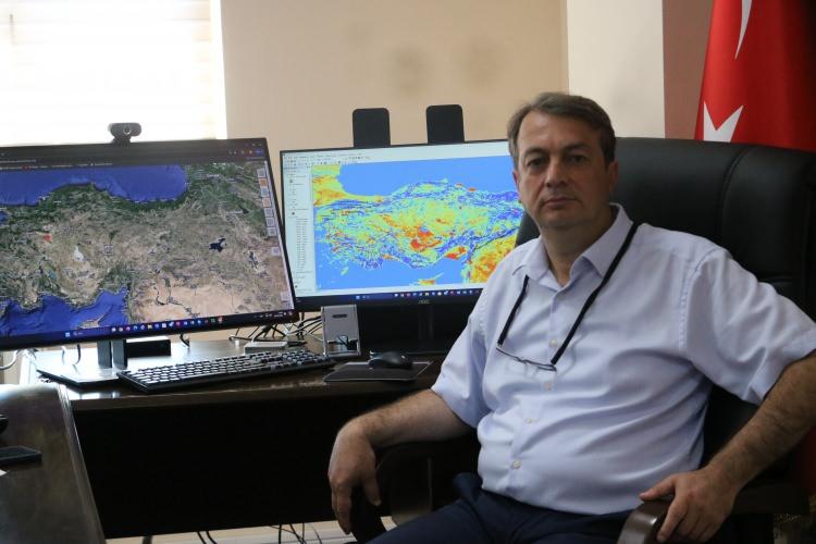 <p>Fayları ve oluşturabilecekleri deprem büyüklüğünü de uygulamaya eklemek için çalıştıklarını söyleyen Prof. Dr. Şenol Hakan Kutoğlu, “Zemin bilgilerini sorgulama birinci faz. İkinci fazın üzerinde şu anda arkadaşlarımızla çalışıyoruz. Bir sonraki aşamada, vatandaşlar hem bölgelerindeki fayları görebilecekler hem de bu fayların kaç büyüklüğünde deprem üretebileceğini, en son kaç yılında kırıldığını ve o günden bugüne ne kadar enerji biriktirmiş olduğunu görebilecekleri şekle getireceğiz. Bu yıl içinde tamamlamayı düşünüyoruz” ifadelerini kullandı.</p>