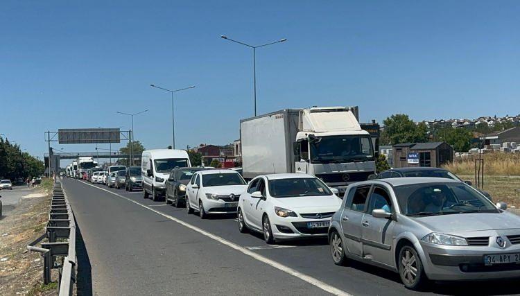 <p>Polis ve jandarma ekipleri, trafik akışını sağlamak için yol üzerindeki önemli kavşaklarda önlem aldı. Sürücüler, dikkatli olmaları konusunda uyarıldı.</p>
