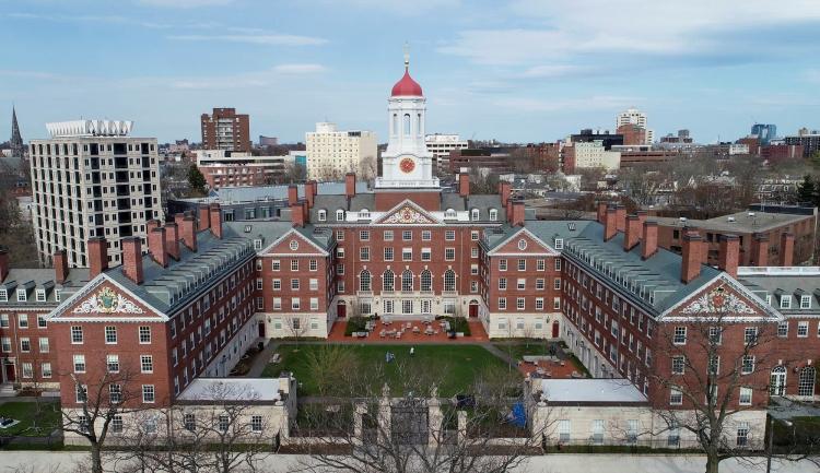 <p><span style="color:#B22222"><strong>3) HARVARD ÜNIVERSITESI</strong></span></p>
