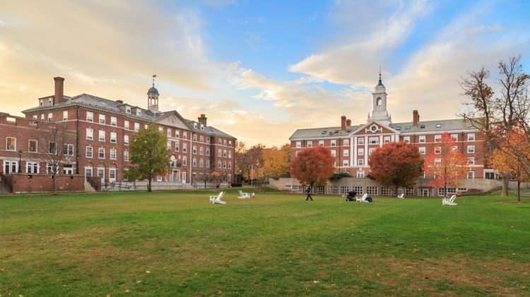 <p><strong>MİLYARDERLERİN TOPLAM SERVETİ: 261 MİLYAR DOLAR</strong></p>
<p> </p>
<p>Harvard Üniversitesi, 28 milyarder mezuna sahip. Airbnb'nin kurucu ortağı Nathan Blecharczyk, Fenway Sports Group'un kurucu ortağı Tom Werner ve Sam Adams'ın yaratıcısı Jim Koch gibi önemli isimler Harvard'dan mezun oldu. Harvard mezunlarının toplam net serveti 261 milyar dolar.</p>