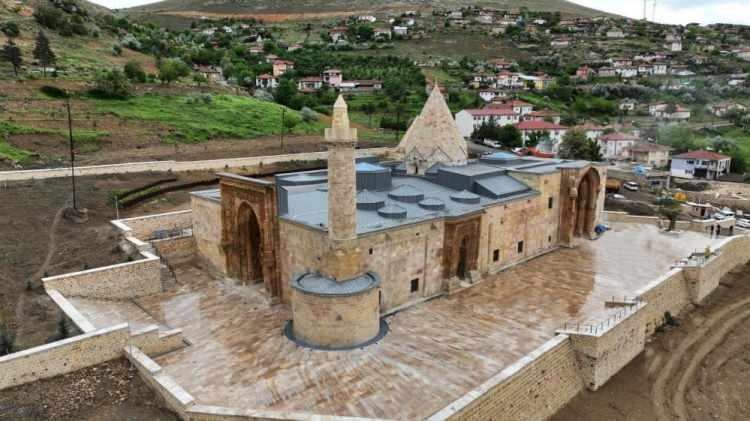 <p>Avrupalı bilim adamlarınca "Anadolu'nun El Hamrası" olarak nitelendirilen Divriği Ulu Camii ve Darüşşifası 9 yıl süren restorasyon çalışmalarının tamamlanmasıyla Mayıs ayında ibadete açılmıştı.</p>

<p> </p>
