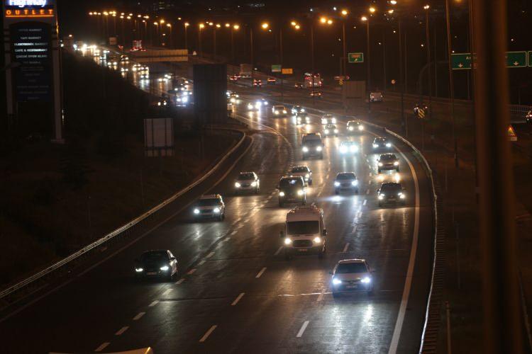 <p>Otoyolun İstanbul istikameti Üçköprü, Kaynaşlı ve Düzce gişeleri ile Bolu Dağı Tüneli mevkilerinde trafik akıcı yoğun seyrediyor.</p>
