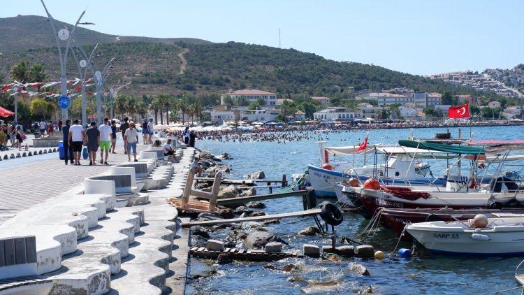 <p>Foça'nın denize girilebilecek ve tatil yapabilecek en güzel yeri olarak bilinen Yeni Foça'da, iğne atsan yere düşmez dedirtecek şekilde yoğunluk oluştu.</p>
