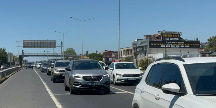 <p>İLERLEYEN SAATLERDE TRAFİK YOĞUNLUĞU ARTACAK</p>
