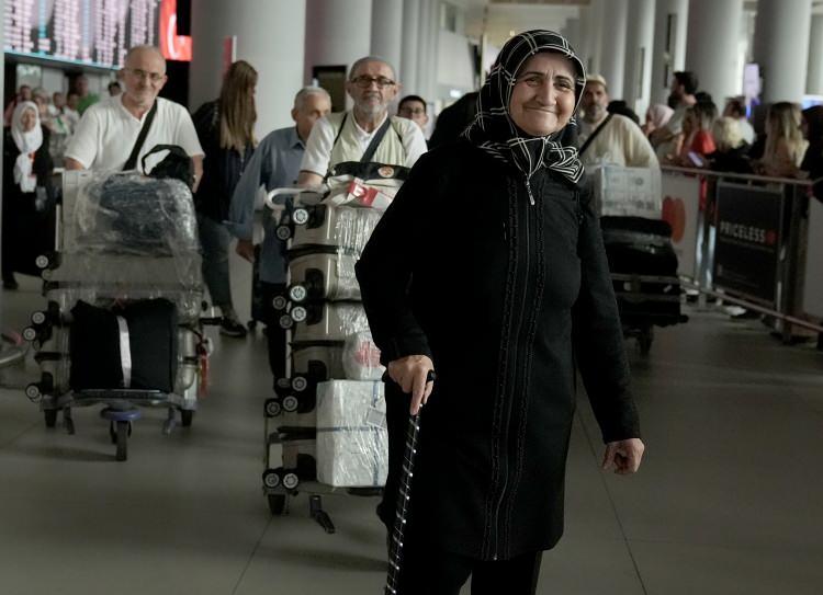 <p>Türkiye'den kutsal topraklara giderek hac farizasını yerine getirenlerin yurda dönüşleri sürüyor, İstanbul Havalimanı'na gelen ilk kafiledeki hacılar, yakınları tarafından karşılandı.</p>
