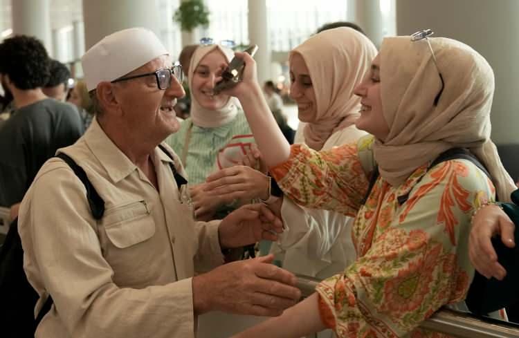 <p>Murat Bakkaloğlu, haccın meşakkatli olduğunu belirterek, "Kolay olsaydı hac olmazdı. Genç yaşta gidilmesinde yarar vardır. 8'inci yılda sıra geldi. Çok verimli geçti. Çok gayret ettik. Allah da sıkıntı vermedi. Sağlığımız da yerindeydi. Kabul edilmiş bir hac olur inşallah." şeklinde konuştu.</p>
<p> </p>