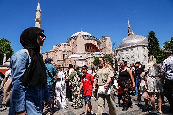 <p>Semih Avcı da çalıştığı için bayramın nasıl geçtiğini anlamadığını, İstanbul'un çok kalabalık olduğunu, turistlerin genel olarak İstanbul'da kaldığını ve vapurla karşıya geçmek istediğini ancak kalabalık nedeniyle vazgeçtiğini belirtti.</p>

<p> </p>
