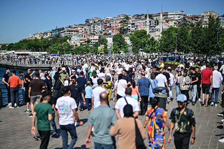 <p>Eşiyle İstanbul'u gezmek için Ankara'dan geldiklerini kaydeden Ahmet Tugay Öz, "Tarihi yarımadayı geziyoruz. Bayramımız güzel ve keyifli geçiyor. Hava da çok güzel. Bayramda özellikle İstanbul'un nasıl olduğunu merak ettik. Biz de o yüzden eşimle beraber gezmeye geldik. Çok güzel oldu." dedi.</p>

<p> </p>
