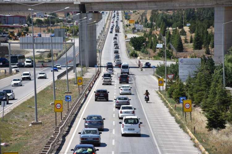 <p>Kilit Kavşar olarak nitelendirilen Kırıkkale'de Kurban Bayramı tatili dönüşü trafik yoğunluğu yaşandı. </p>
