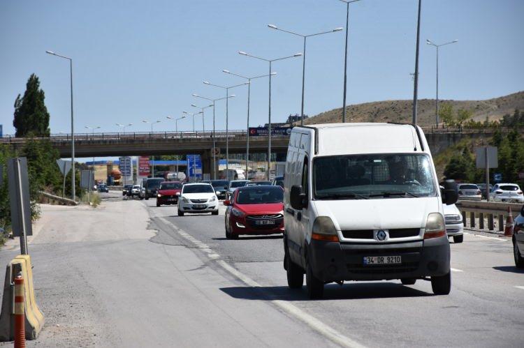 <p> 43 ile ulaşımın sağlandığı kara yollarının kesişim noktası olması nedeniyle 'Kilit kavşak' olarak adlandırılan Kırıkkale'de, trafik yoğunluğu 2 gün önceden başladı. Bugün de özellikle Ankara-Kırıkkale kara yolunda uzun araç kuyrukları oluştu.</p>
