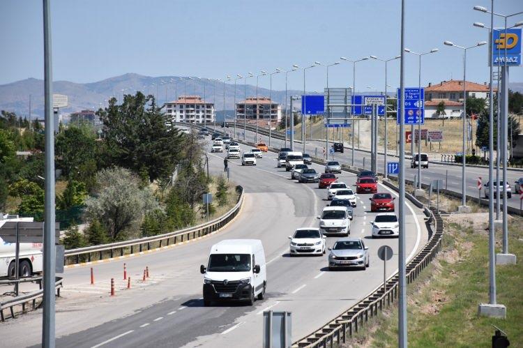 <p>Polis ve jandarma ekipleri, günler öncesinden başlatılan trafik ve asayiş tedbirlerini uygulamayı sürdürdü.</p>
