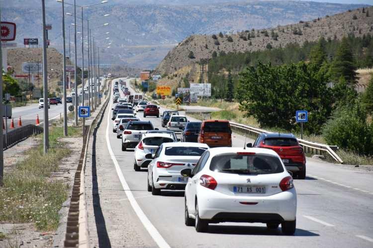 <p>Güzergah üzerindeki kimi kavşaklar, dönüşe kapatılıp trafik hızlandırıldı. Trafik yoğunluğunun gecenin saatlerinde artarak devam etmesi bekleniyor.</p>
